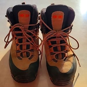 SALOMON GORE-TEX Hiking boots, US size 7.5